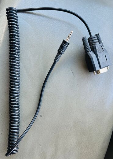 Другие аксессуары для салона: AUX кабель