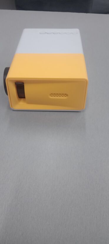 Проекторы: Компактный LED-проектор (TFT LCD), бело-жёлтый корпус. Основные — 7