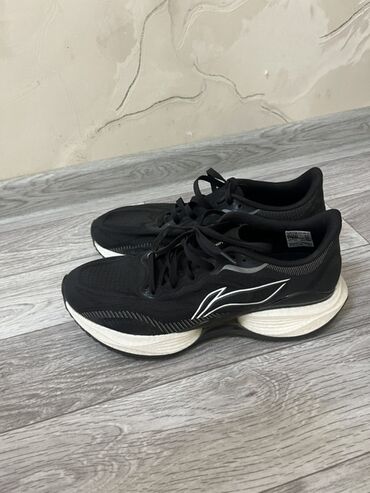 кроссовки спортивные: Кроссовки Li-Ning черного цвета с белой подошвой. Модель имеет