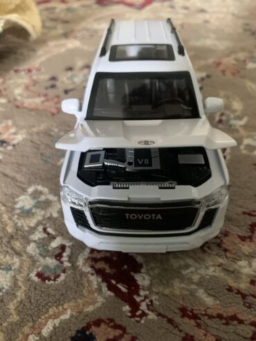 цепь золотая: Белая масштабная модель Toyota Land Cruiser. Открываются капот и
