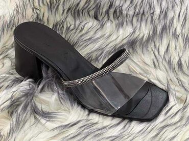 Sandale: AKCIJA
1700din.
roba sa Kosova — 2