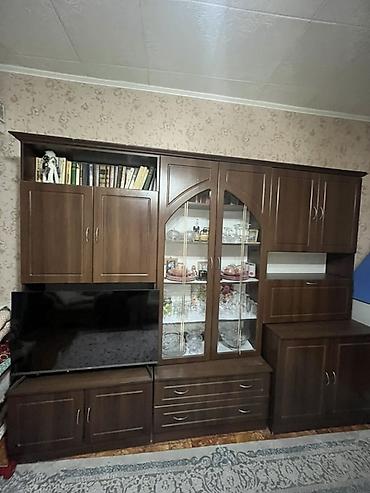 шкаф стенку: Продаю срочно Стенку-гостиная из ЛДСП в тёплом тёмно-ореховом оттенке — 1