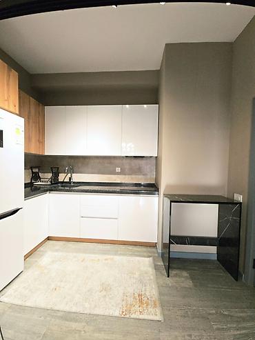 berdə: Ağ Şəhərdə studio tipli 2 otaqlı mənzil kirayə verilir. - Ümumi sahə — 5