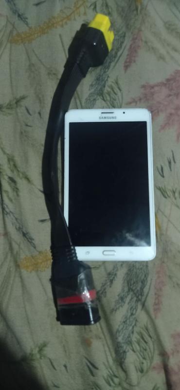 Məhsul: Samsung Galaxy Tab (ağ rəngli planşet) və qoşma kabeli