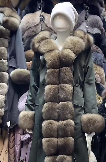 Пуховики и зимние куртки: Продаю НАТУРАЛЬНУЮ парку. Очень теплая и мягкая.Нарукавники — 9