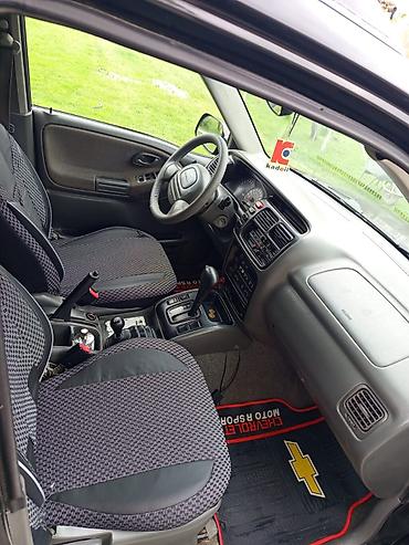 Digər avtomobillər: === PART 1: TEXTUAL DESCRIPTION === Qara rəngdə Chevrolet Tracker SUV — 4