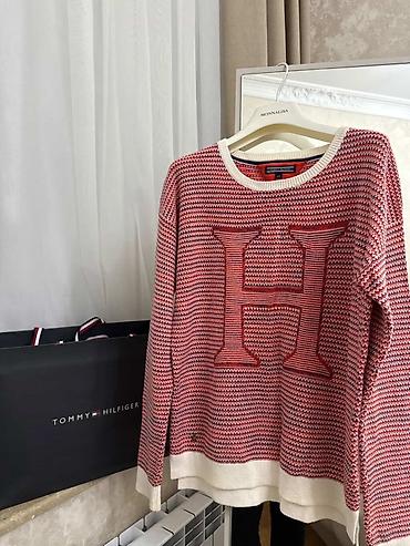 Koftalar, sviterlər: Tommy Hilfiger sviteri - Model: TH logolu trikotaj sviter - Rəng — 1