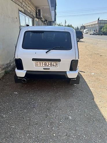 15 38 təkər: VAZ Lada Niva 3 qapılı, ağ rəngli off-road SUV - Kuzov: kompakt 3 — 1