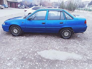 Другие автомобили: Седан синего цвета, 4 двери. Атмосферный бензиновый двигатель — 3