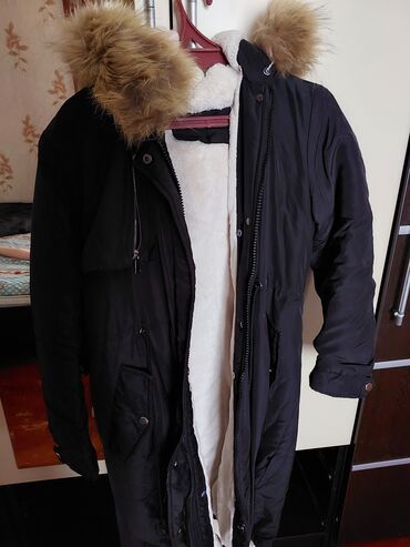 Другое: Kürklü başlıqlı, uzun qollu qara rəngli unisex qış parkası. Parka