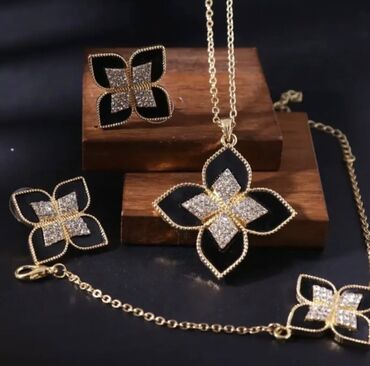 Seplər: 18K qızıl suyuna çəkilmiş və polad bijuteriyalar.Maqazin bağlandığı — 2