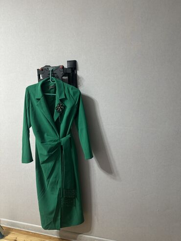 бархатное зеленое платье: Вечернее платье, M (EU 38)