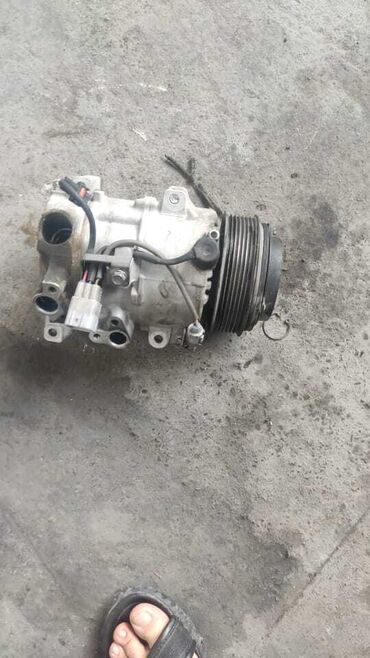 Kompressorlar: Avtomobil kondisionerinin radiatoru və kompressoru. Radiator gümüşü — 2