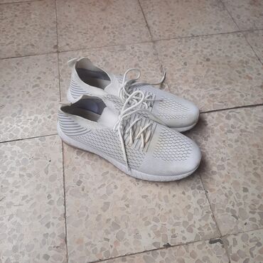 Women's Sneakers and athletic shoes: Cene 500 i 800 din
bele 1000 din — 9