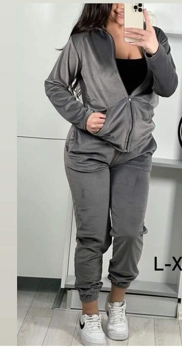 Gornji i donji deo: Plisane trenerke,vece velicine.
2.700
L,XL,2XL,3XL — 3