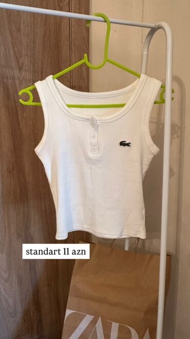 reebok ağ qaçış üçün qadın krossovkaları: Lacoste firmasının ağ rəngdə, düymələrlə bəzədilmiş qolsuz köynəyi