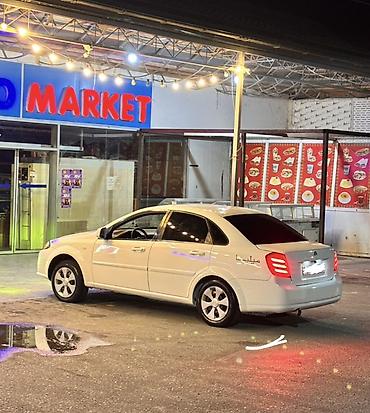 Digər avtomobillər: Ağ rəngli sedan – 4 qapılı, komfortlu və qənaətcil şəhər avtomobili — 5