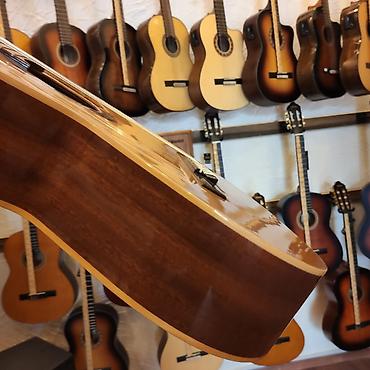 Gitaralar: Klassik gitara Admira Sevilla Simlərin sayı: 6 Üst: Bərk sidr ağacı — 3
