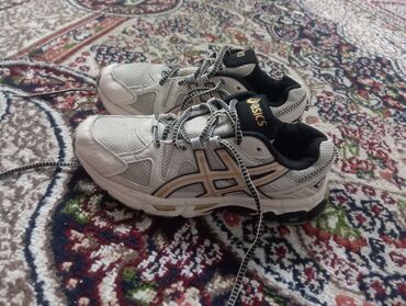 спортивная обувь для бега: Мужские кроссовки, 39, Asics, Б/у, цвет - Бежевый, Платная доставка, Самовывоз