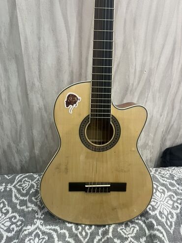 Akustik gitaralar: Klassik/akustik gitara – cutaway (yuxarı deşikli) korpuslu model — 2