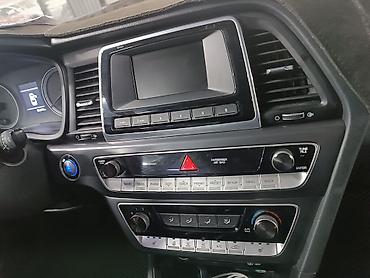 Продажа авто: Белый 4‑дверный седан компакт-класса. Основные особенности: - Кузов — 2