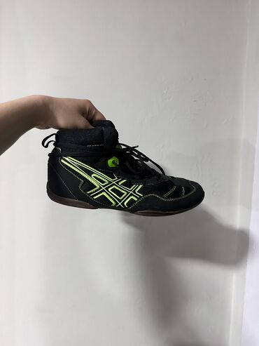 Кроссовки и спортивная обувь: Борцовки asics matflex
39-40 размер