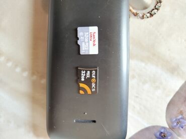 yaddaş kart: Şəkil iki ədəd yaddaş kartını, Sandisk Ultra və Euroacs, hər ikisi 32