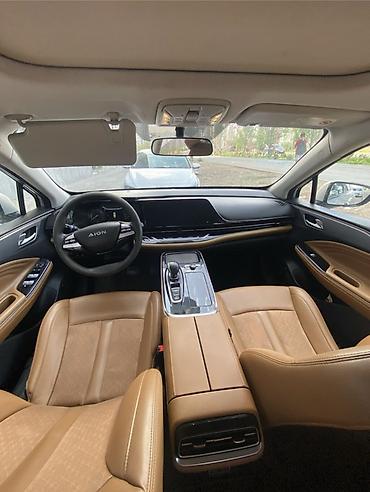 byd e1: Aion S — электрический седан серебристого цвета. запах хода 460 км — 4