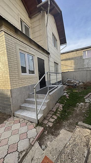 Продажа коттеджей и домов: Продаётся двухэтажный жилой дом с отдельным входом и крыльцом. Вместе — 2