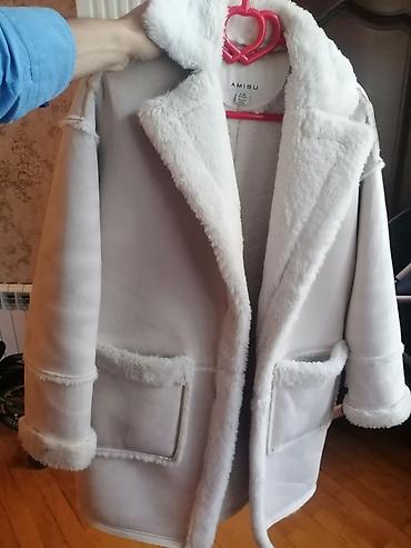 qar geyimi: Amisu markalı qadın paltosu - Model: süni xəz (shearling tərzi) içliyi — 2