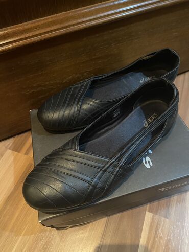 бутсы 41 размер: Женская спортивная обувь фирмы ASICS Цвет: черный Размер: 41.5