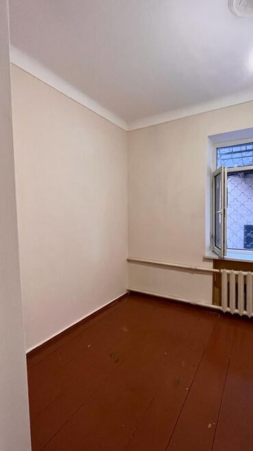 продаю пол дома бишкеке: 68 м², 4 комнаты, Старый ремонт Без мебели