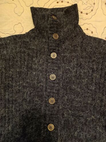 veçer geyimleri: Jaket sviter. Ölçü L. Tund boz-qara rəngdə. Turkiyə istehsali. 3-4