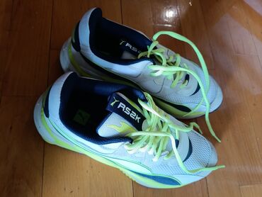 puma ayaqqabı: Puma RS2K idman ayaqqabıları. Ağ rəngdədir, yaşıl rəngli bağları var