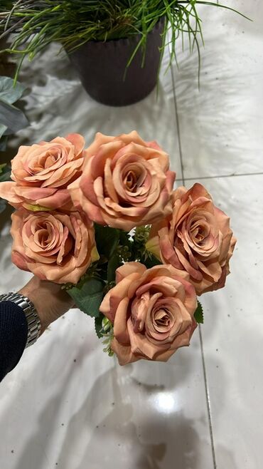 Süni güllər: Məhsul: Süni gül buketləri və kompozisiyalar Təsvir: - Realistik — 9