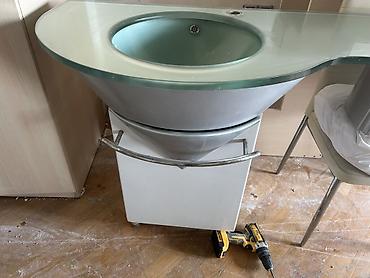 Hamam dolabları: Şüşə üstlü hamam lavabosu və dolablı konsol - Üst lövhə: mat — 1