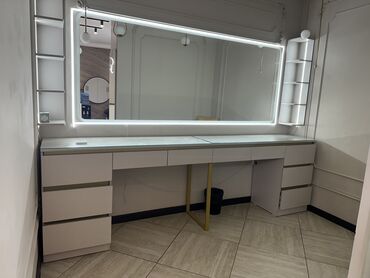 детское кресло в аренду: Продаем столы для визажиста! Стол в хорошем состоянии! Зеркало в