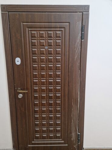 Bıçaqlar: Giriş/metal qapı - Material: metal karkaslı, ağac naxışlı dekor panel