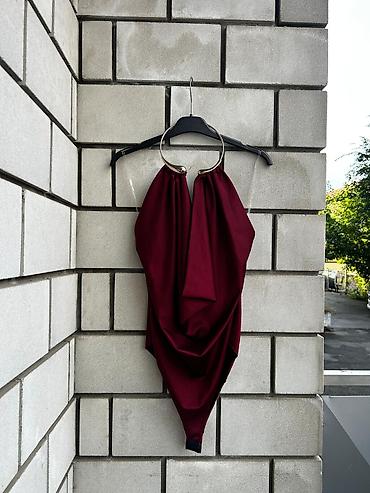 Elegantni ženski bodi sa karner-naborima i metalnim okruglim karikama