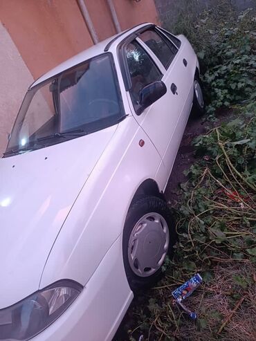 рено логон: Автомобиль Daewoo Nexia белого цвета. Модель седана с четырьмя