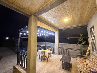 Uzunmüddətli kirayə mənzillər: Modern dizaynda geniş mənzil - Açıq planlı qonaq otağı: mərmər — 9