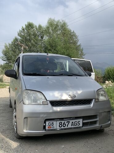 машына матиз: Автомобиль Daihatsu Mira серебристого цвета, представленный в кузове