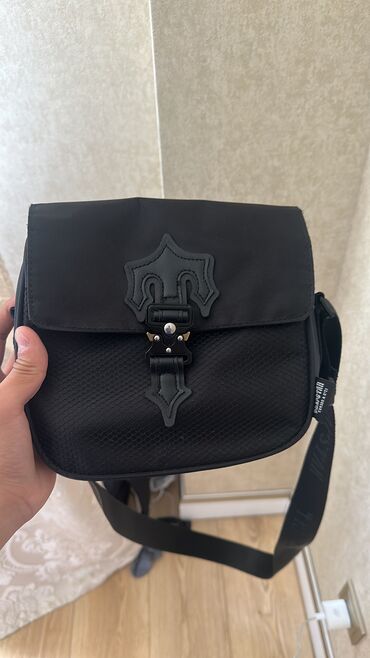 сумка ручной работы: Bag темной расцветки от популярного бренда Trapstar,Лондонский