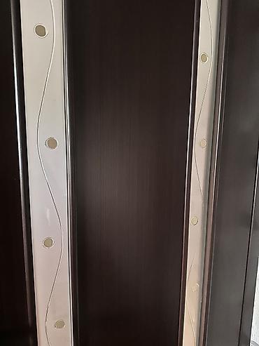 qapi mdf: Mebel qapısı – klassik tünd qəhvəyi rəngdə, dekorativ şüşə panellərlə — 3