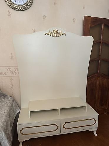 TV altlığı: Klassik üslubda TV stendi - Rəng: krem-ağ, qızılı dekor elementləri — 1