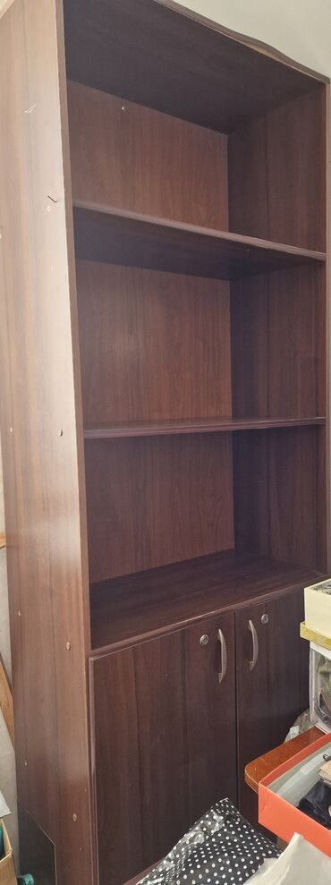 кухонный шкаф карабалта: Книжный шкаф классического дизайна с открытыми полками и закрытыми