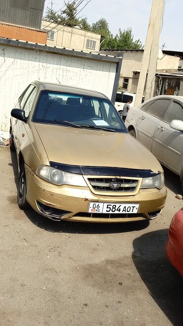 некстя 2: Daewoo Nexia, золотистый седан, номер KG 06 584 AOT. Основные