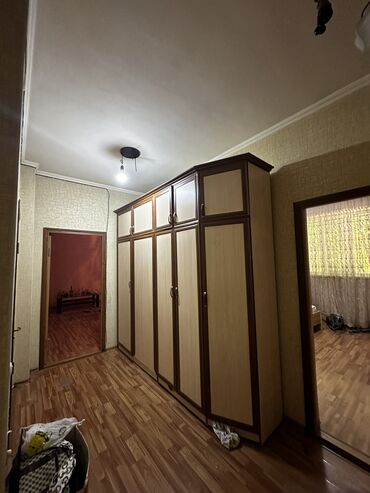 комоды для вещи: ПРОДАЕТСЯ ШКАФ!
Высота примерно 2.50 в ширину 4 м
Срочно срочно!!!!