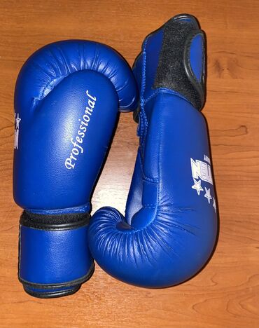боксерские перчатки: Боксерская перчатка