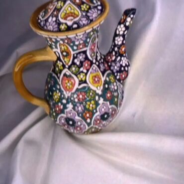 Digər ev dekoru: Zərif naxışlı və parlaq rəngli mina qapaqlı qab. Bu qab mürəkkəb — 7